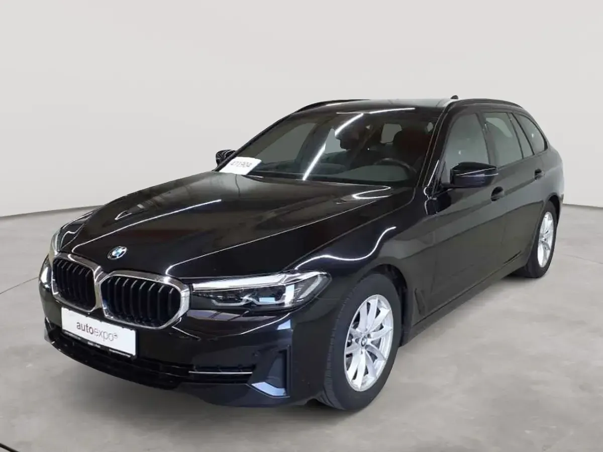 Gebraucht BMW 530 Sport Line 286 PS (210 kW) 2023 Saphirschwarz metallic Kombi