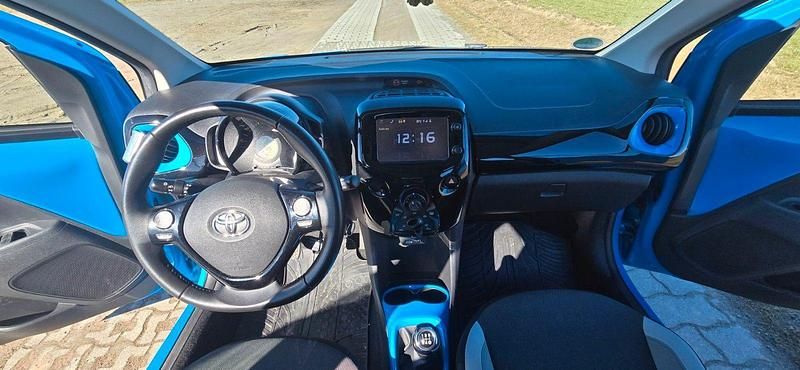 Gebraucht Toyota Aygo X-wave 69 PS (50 kW) 2016 Blau Kleinwagen