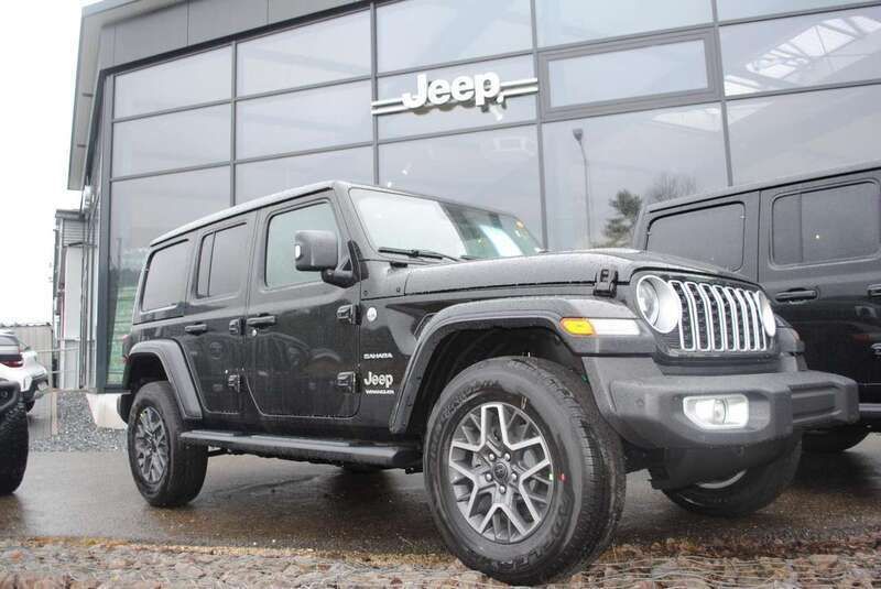 Black clear coat Neu 2024 Jeep Wrangler Sahara SUV | 62.800 € (Fairer Preis) - Bild 1/4