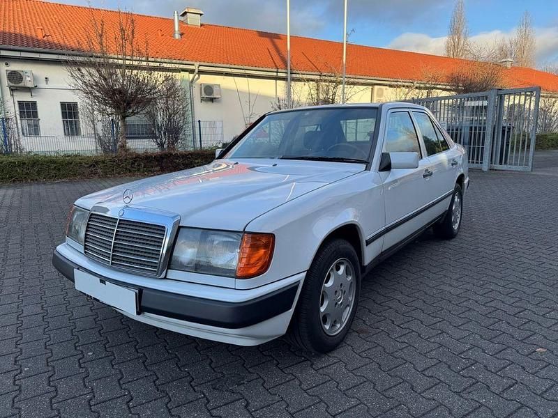 Weiss Gebraucht 1986 Mercedes E200 Limousine | 10.990 € - Bild 1/4