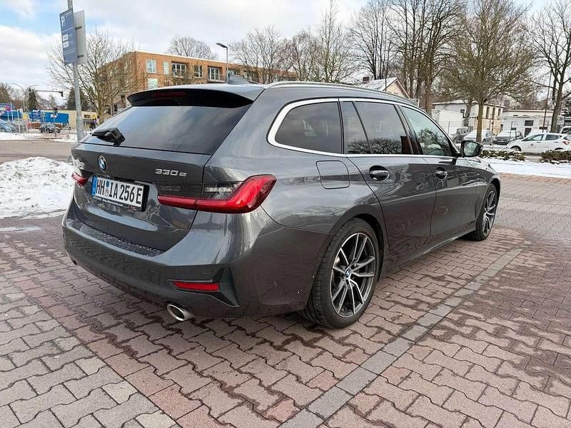 Gebraucht BMW 330e 184 PS (135 kW) 2021 Mineralgrau Kombi