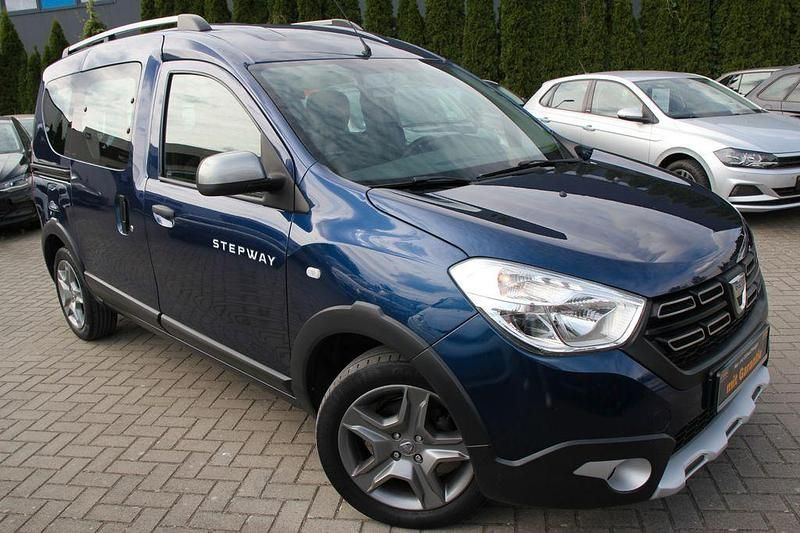 Blau Gebraucht 2018 Dacia Dokker Stepway Van / Kleinbus | 14.490 € (Fairer Preis) - Bild 1/4