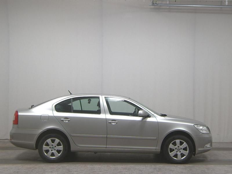 Cappuccinobeige metallic Gebraucht 2012 Skoda Octavia Elegance Limousine | 7.950 € (Guter Preis) - Bild 1/4