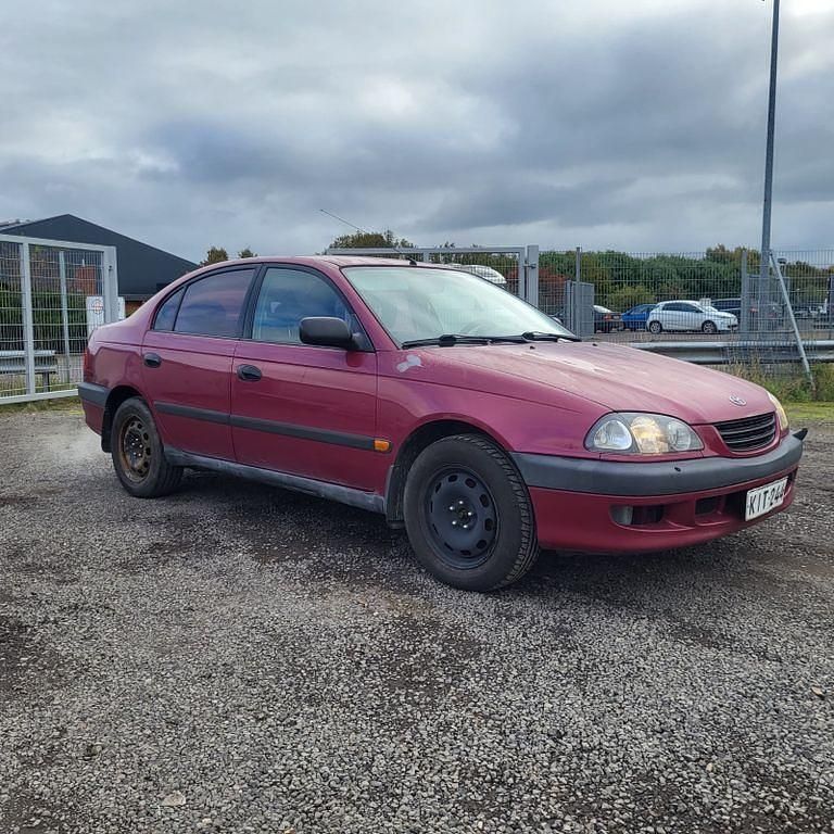 Rot Gebraucht 1999 Toyota Avensis Limousine | 1.690 € (Fairer Preis) - Bild 1/4