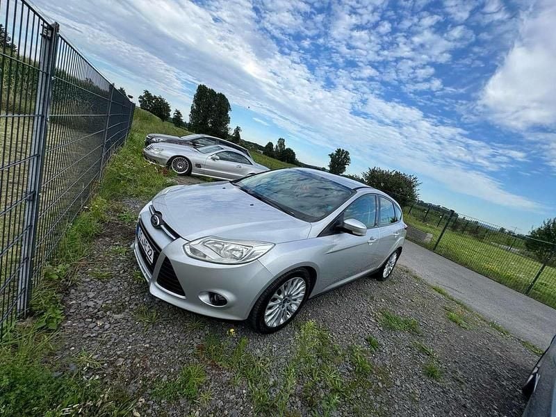 Grau Gebraucht 2011 Ford Fiesta Kleinwagen | 4.990 € - Bild 1/4