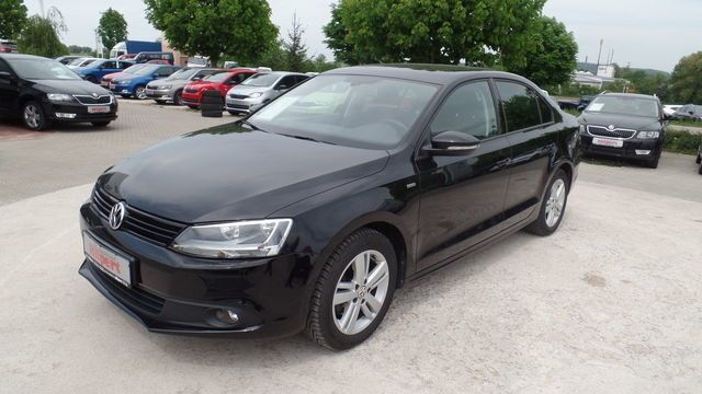 Schwarz metallic Gebraucht 2013 VW Jetta Match Limousine | 13.990 € - Bild 1/4