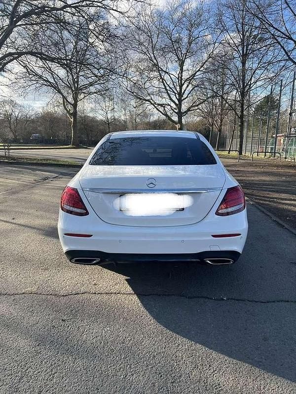 Gebraucht Mercedes E220 AMG line 194 PS (142 kW) 2018 Weiß Limousine