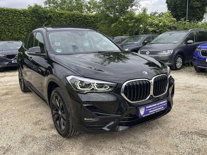 Black sapphire metallic Gebraucht 2021 BMW X1 Sport Line SUV | 23.899 € (Superpreis) - Bild 1/4
