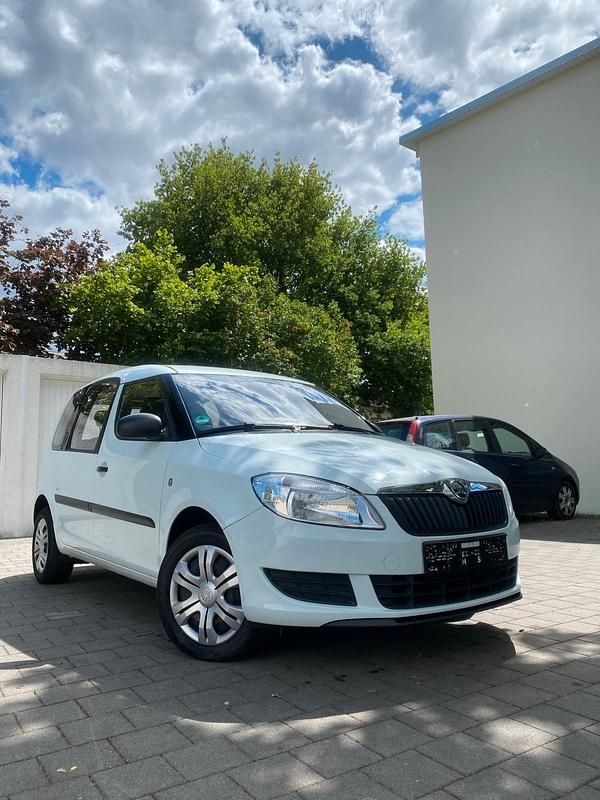 Weiß Gebraucht 2015 Skoda Roomster Plus Edition Kombi | 7.700 € (Teuer) - Bild 1/4