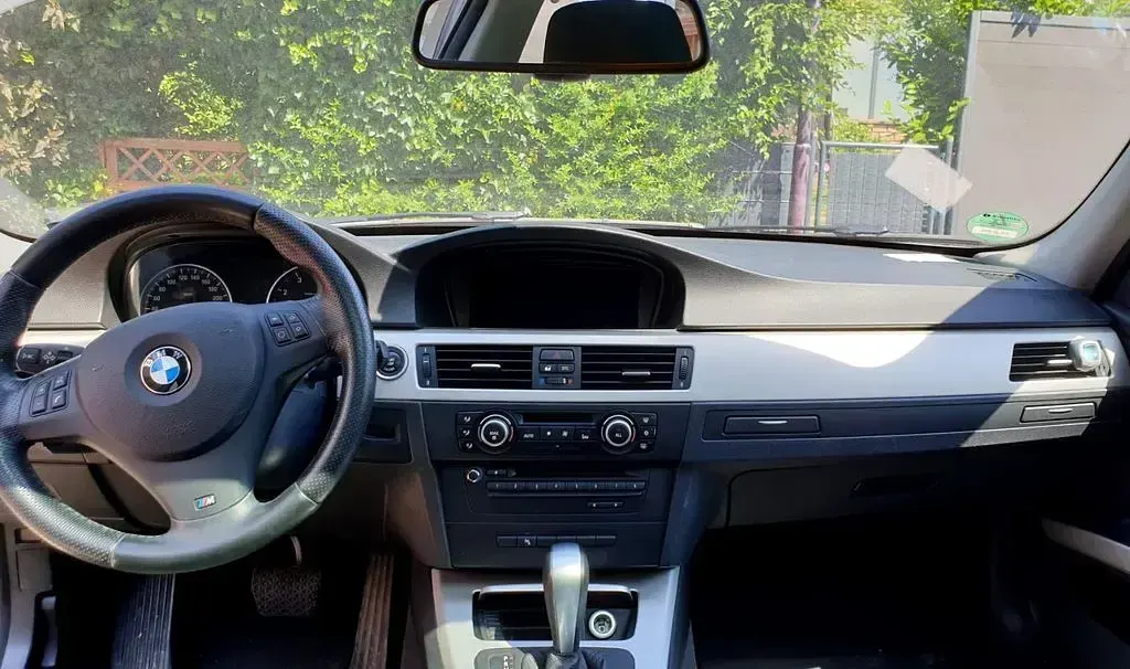 Gebraucht BMW 320 Sport Line 170 PS (125 kW) 2010 Silber Limousine