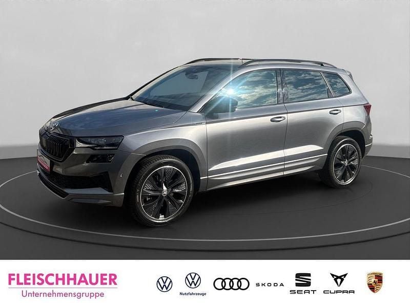 Grau Gebraucht 2022 Skoda Karoq SportLine SUV | 29.490 € (Etwas zu teuer) - Bild 1/4