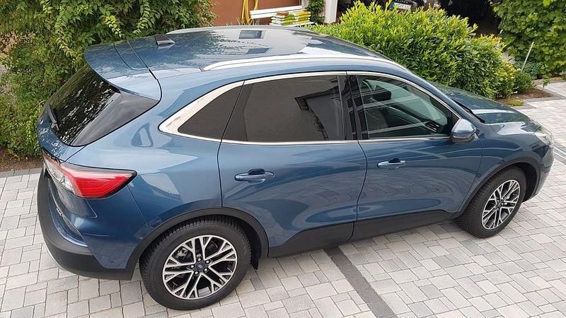 Blau Gebraucht 2020 Ford Kuga Titanium SUV | 21.500 € (Fairer Preis) - Bild 1/4