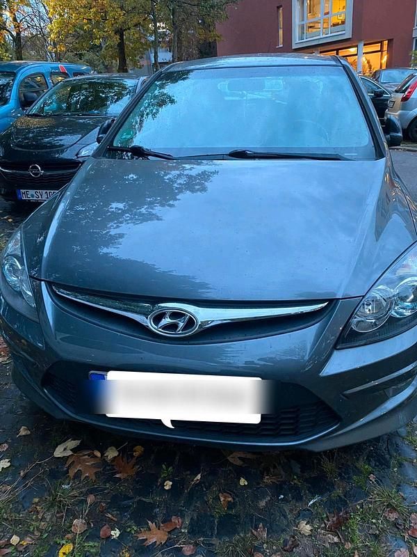 Grau Gebraucht 2011 Hyundai i30 Kleinwagen | 3.600 € (Fairer Preis) - Bild 1/4