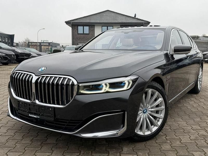 Grau Gebraucht 2022 BMW 745e Sport Line Limousine | 47.124 € (Guter Preis) - Bild 1/4
