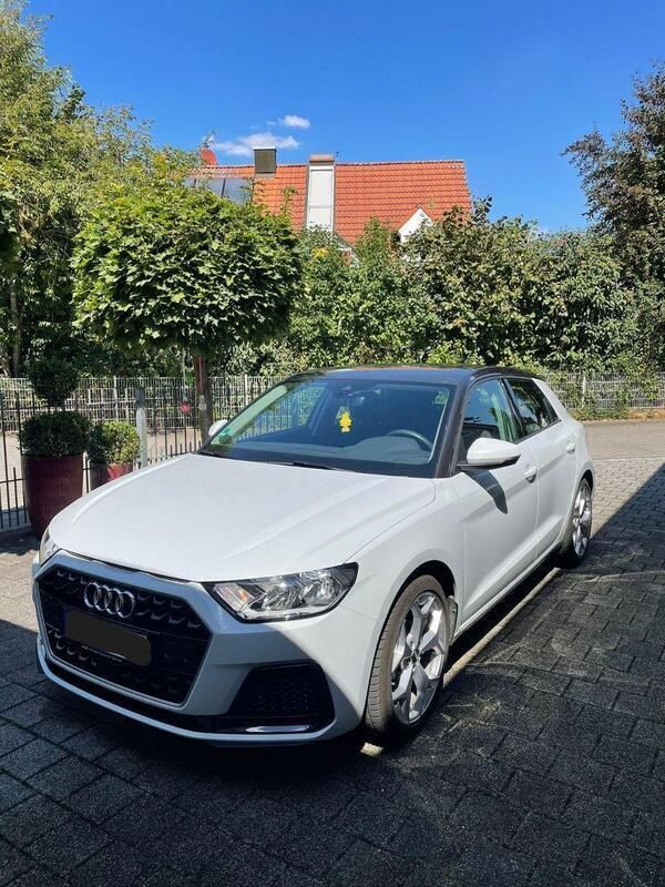 Weiß Gebraucht 2021 Audi A1 Sportback Advanced Plus Kleinwagen | 21.700 € (Teuer) - Bild 1/4