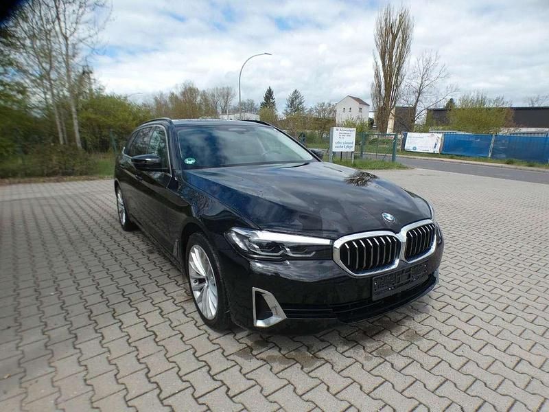 Gebraucht BMW 520 Luxury Line 190 PS (139 kW) 2023 Schwarz ii/bonnet fluid black Kombi