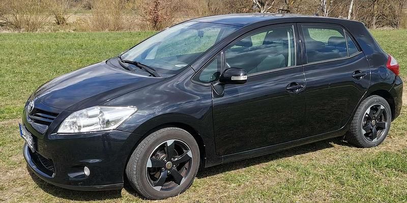 Gebraucht Toyota Auris 99 PS (72 kW) 2011 Schwarz Kleinwagen