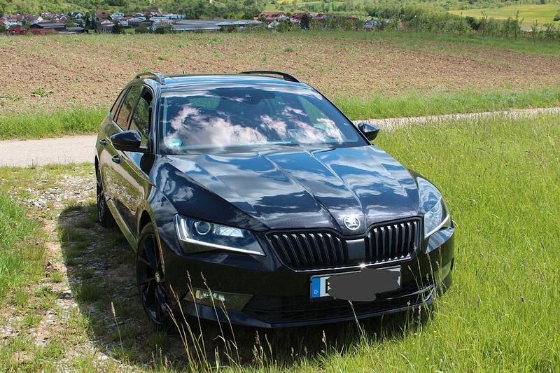Schwarz Gebraucht 2016 Skoda Superb SportLine Kombi | 14.800 € (Guter Preis) - Bild 1/4