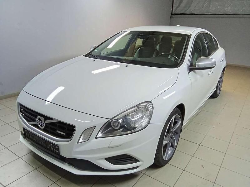 Grau Gebraucht 2012 Volvo S60 R-Design Limousine | 9.900 € (Fairer Preis) - Bild 1/4