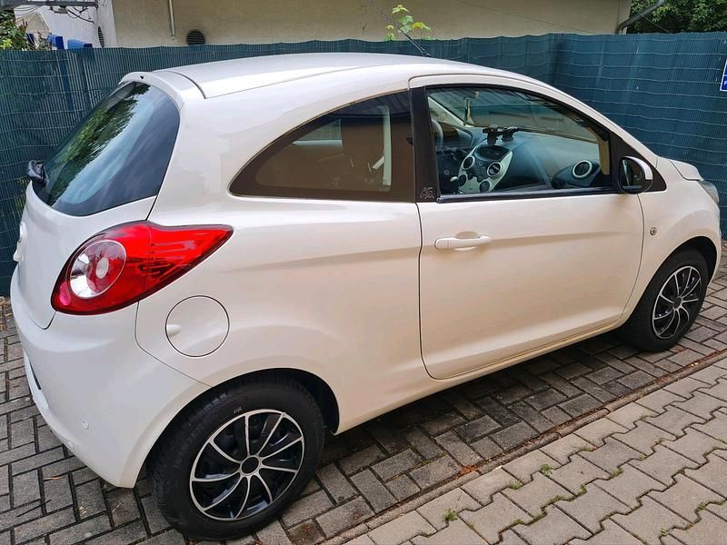 Gebraucht Ford Ka Trend 69 PS (50 kW) 2014 Weiß Kleinwagen