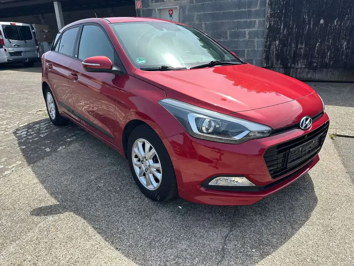 Gebraucht Hyundai i20 Classic 101 PS (74 kW) 2017 Rot Limousine