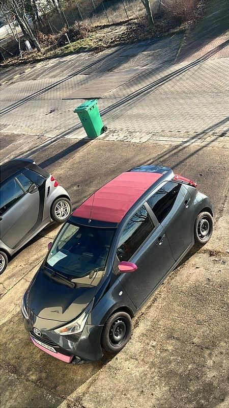 Gebraucht Toyota Aygo 72 PS (52 kW) 2018 Schwarz Kleinwagen