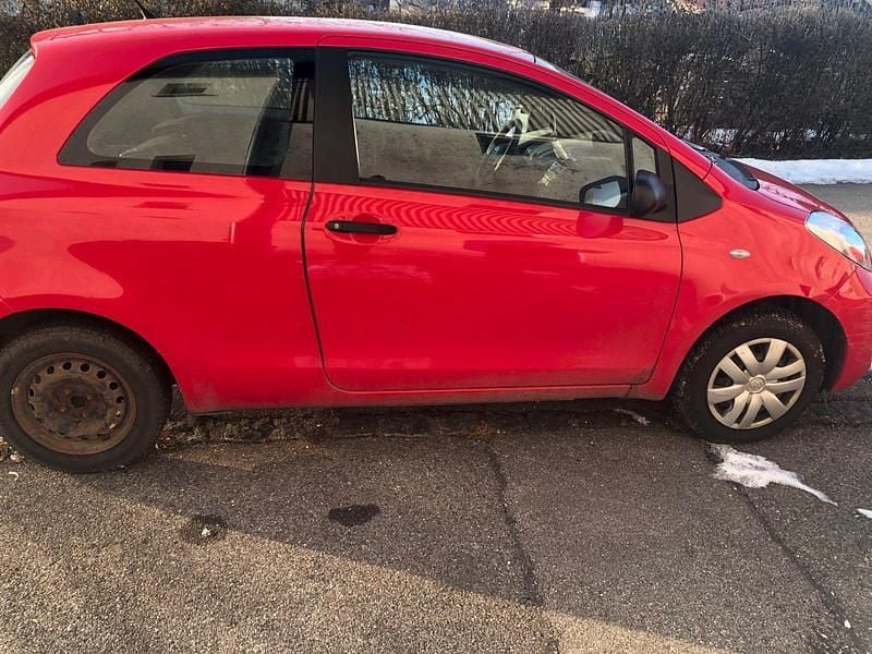 Gebraucht Toyota Yaris Basis 69 PS (50 kW) 2010 Rot Kleinwagen