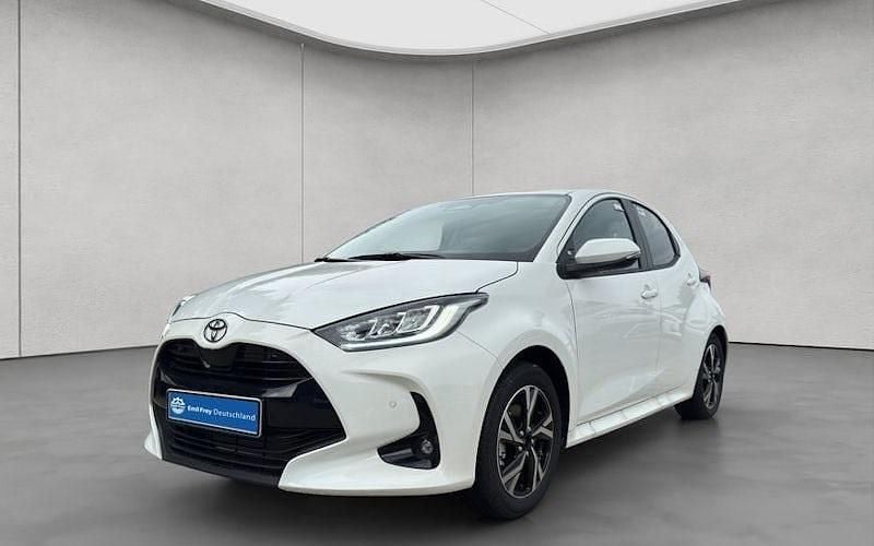 Weiß Neu 2025 Toyota Yaris Hybrid Limousine | 23.990 € (Fairer Preis) - Bild 1/4