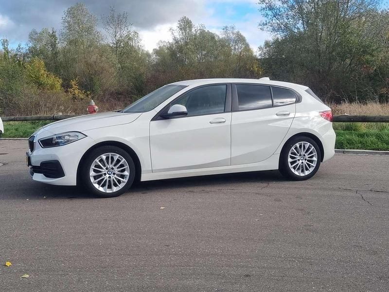 Weiß Gebraucht 2019 BMW 118 Sport Line Kleinwagen | 17.950 € (Fairer Preis) - Bild 1/4