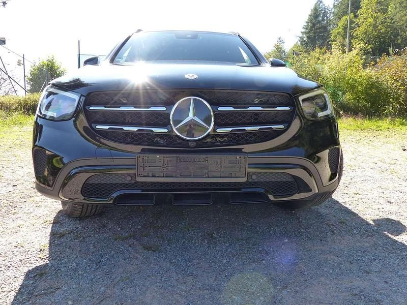 Schwarz Gebraucht 2020 Mercedes GLC300e Night SUV | 33.900 € (Guter Preis) - Bild 1/4