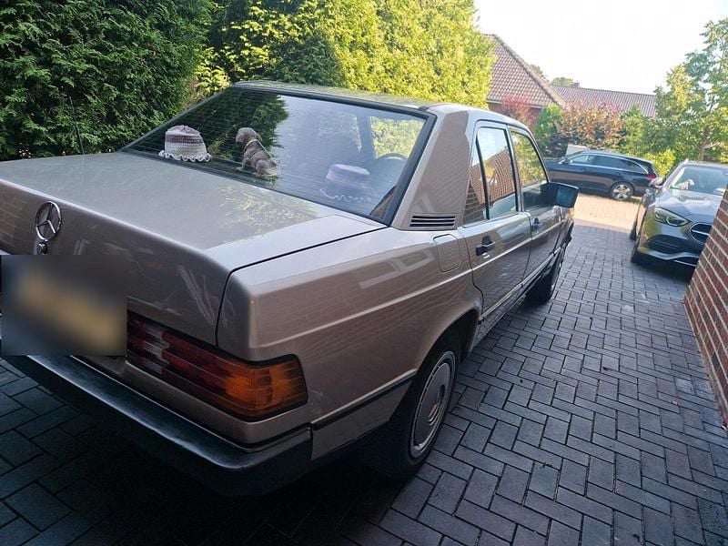 Second-hand Mercedes 190 72 CP (52 kW) 1987 Andere farben Berlinǎ