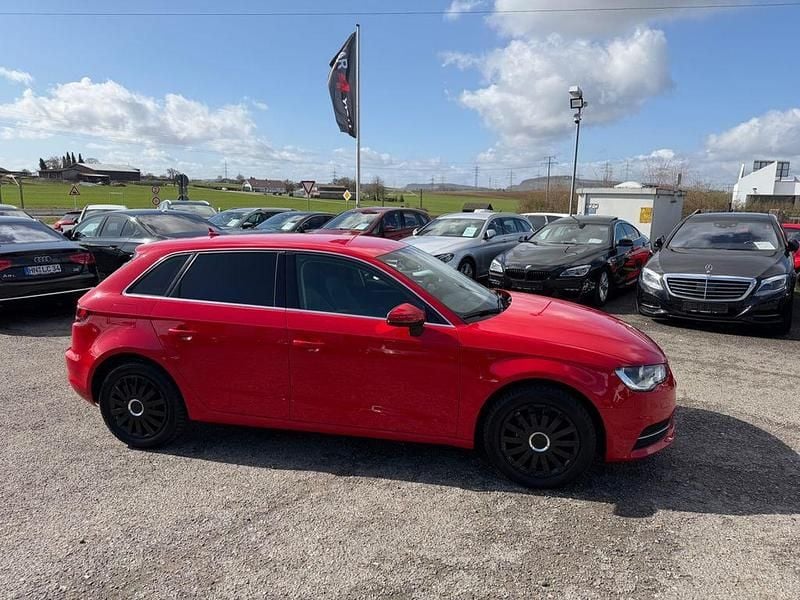 Gebraucht Audi A3 Ambiente 150 PS (110 kW) 2014 Rot Limousine