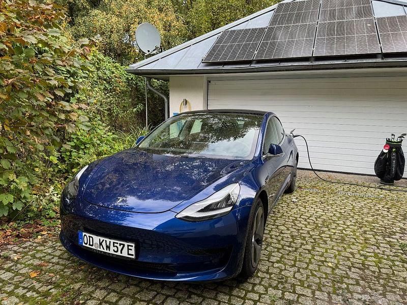Blau Gebraucht 2020 Tesla Model 3 Standard Range Limousine | 21.100 € (Guter Preis) - Bild 1/4