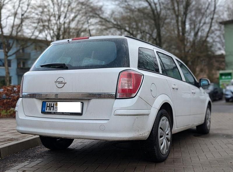 Gebraucht Opel Astra Selection 116 PS (85 kW) 2011 Weiß Limousine