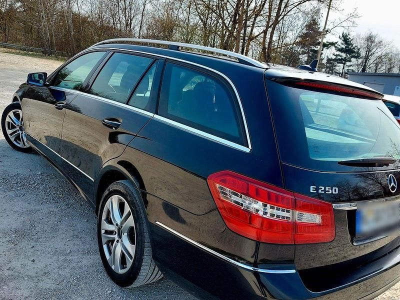 Gebraucht Mercedes E250 Avantgarde 204 PS (150 kW) 2011 Schwarz Kombi