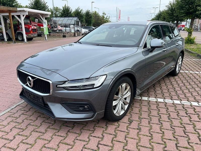 Grau Gebraucht 2021 Volvo V60 Momentum Kombi | 18.450 € (Superpreis) - Bild 1/4