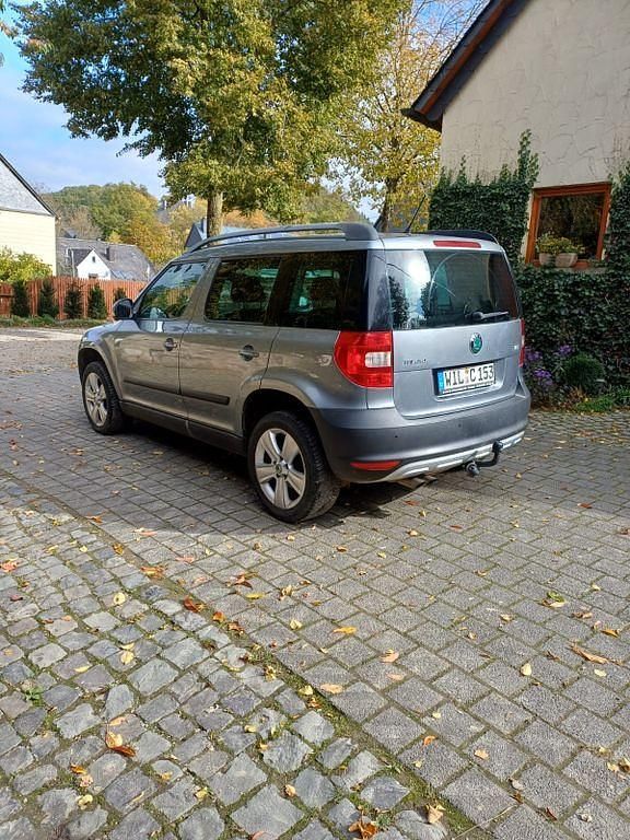 Silber Gebraucht 2012 Skoda Yeti Family SUV | 4.850 € (Fairer Preis) - Bild 1/4