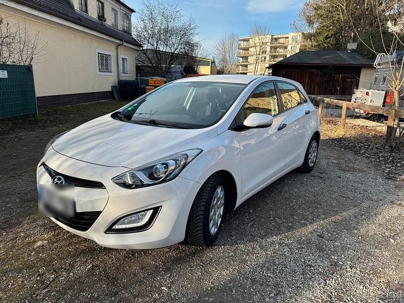 Weiß Gebraucht 2015 Hyundai i30 Classic Limousine | 7.400 € (Guter Preis) - Bild 1/4