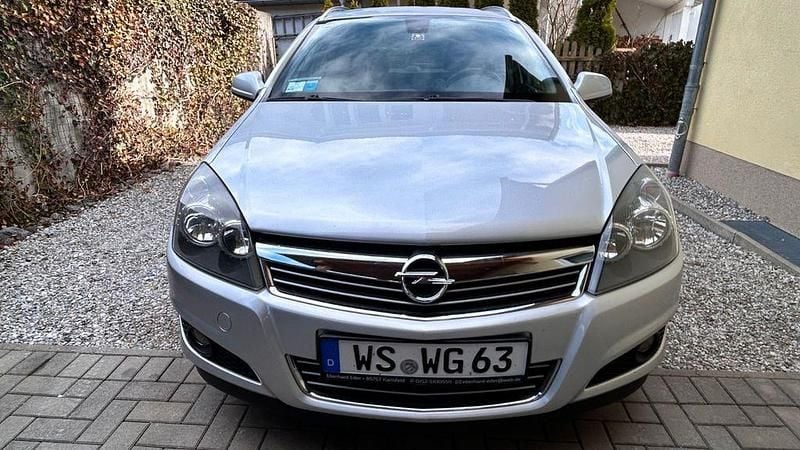 Gebraucht Opel Astra Edition 110 PS (80 kW) 2010 Silber Limousine