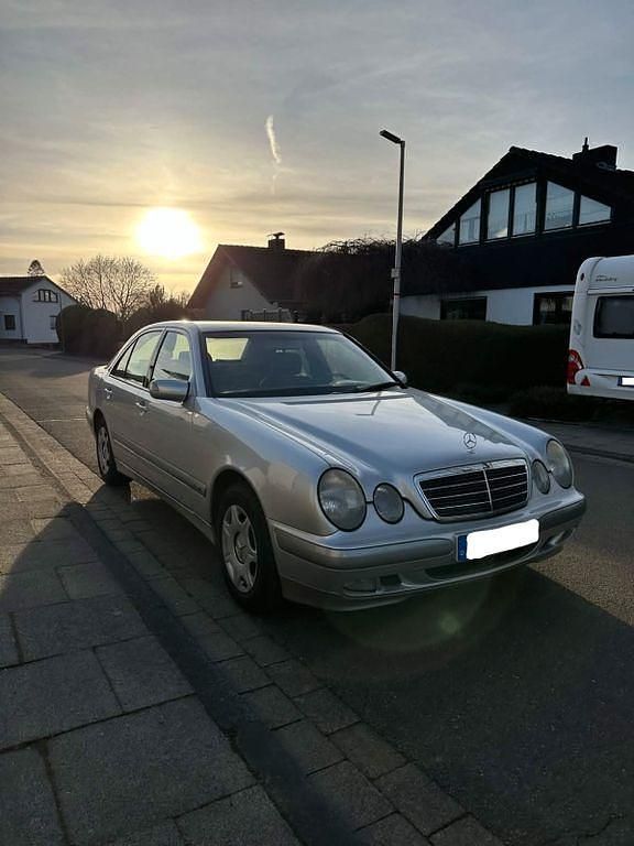 Gebraucht Mercedes E200 163 PS (119 kW) 2001 Silber Limousine