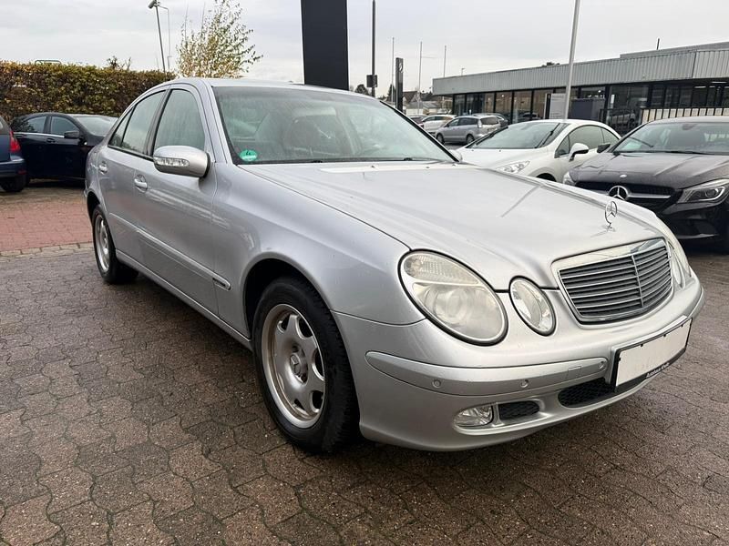 Grau Gebraucht 2003 Mercedes E220 Limousine | 8.900 € - Bild 1/4