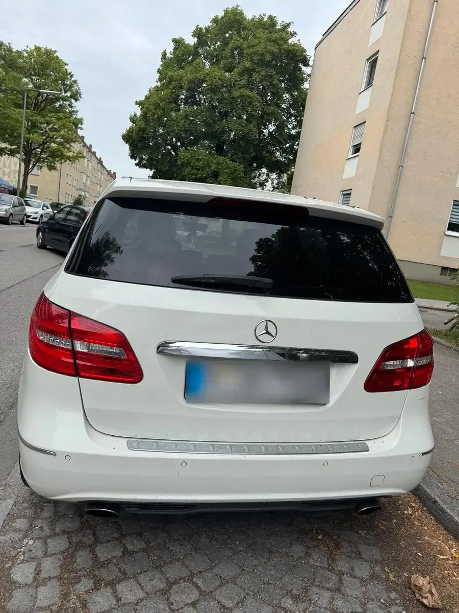 Gebraucht Mercedes B180 122 PS (89 kW) 2013 Weiß Kleinwagen