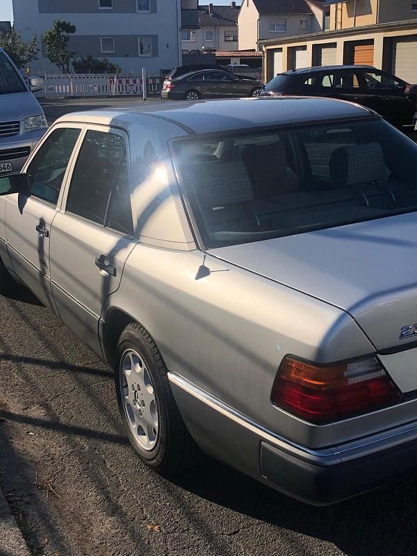 Gebraucht Mercedes E230 136 PS (100 kW) 1991 Silber Limousine