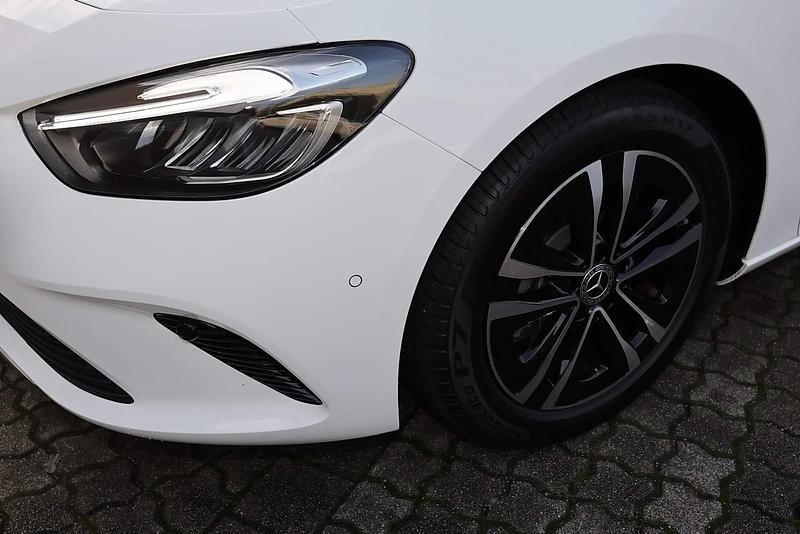 Gebraucht Mercedes B200 Advanced 163 PS (119 kW) 2024 Unilack polarweiß Van / Kleinbus