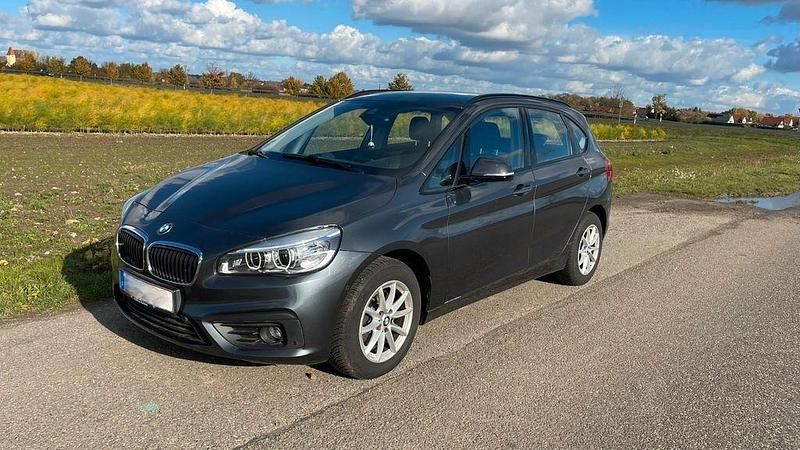 Grau Gebraucht 2018 BMW 218 Active Tourer Advantage Van / Kleinbus | 15.700 € (Fairer Preis) - Bild 1/4