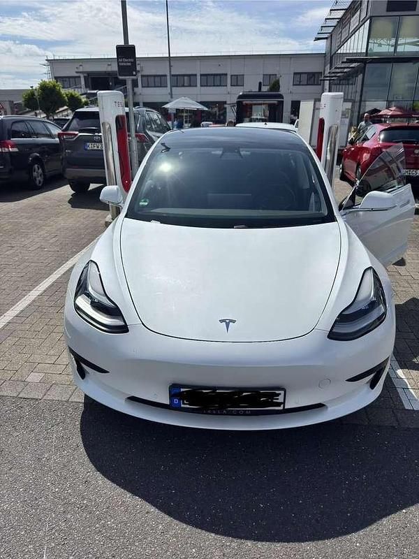 Weiß Gebraucht 2020 Tesla Model 3 Standard Range Plus Limousine | 24.599 € (Etwas zu teuer) - Bild 1/4