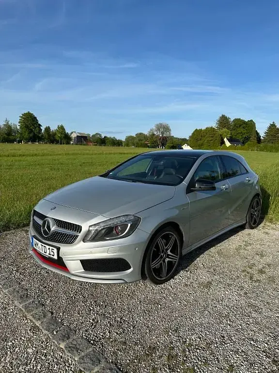 Używany Mercedes A250 211 KM (155 kW) 2012 Srebrny Sedan/Limuzyna