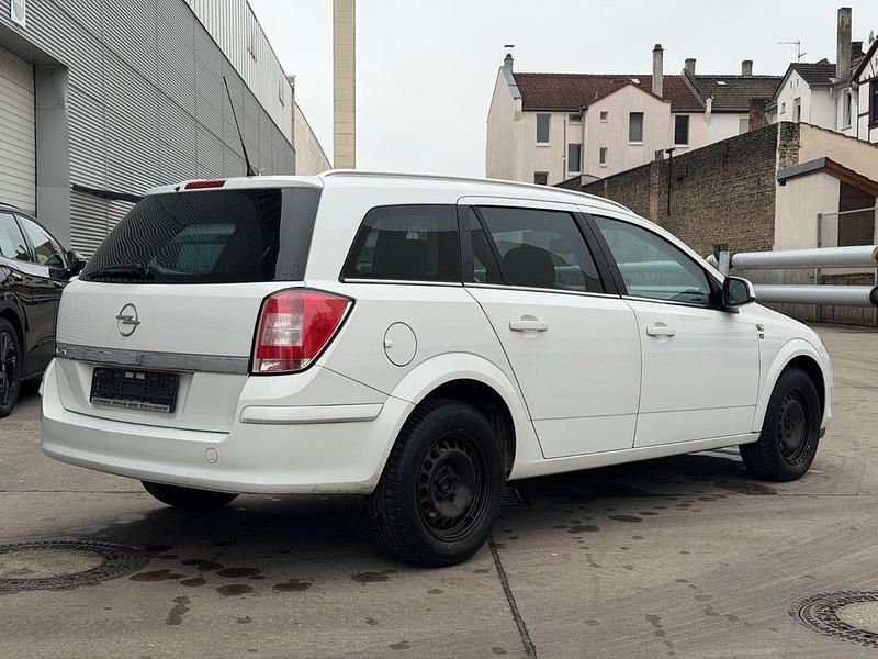 Gebraucht Opel Astra Edition 116 PS (85 kW) 2010 Weiß Kombi