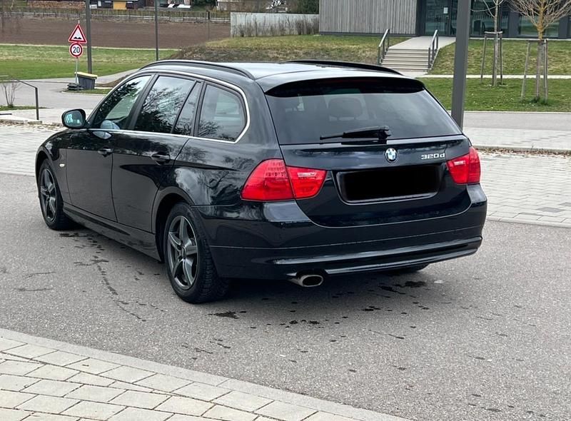 Gebraucht BMW 320 184 PS (135 kW) 2012 Schwarz Kombi