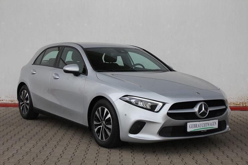 Iridiumsilber metallic 775u (metallic) Gebraucht 2021 Mercedes A180 Limousine | 22.475 € (Superpreis) - Bild 1/4